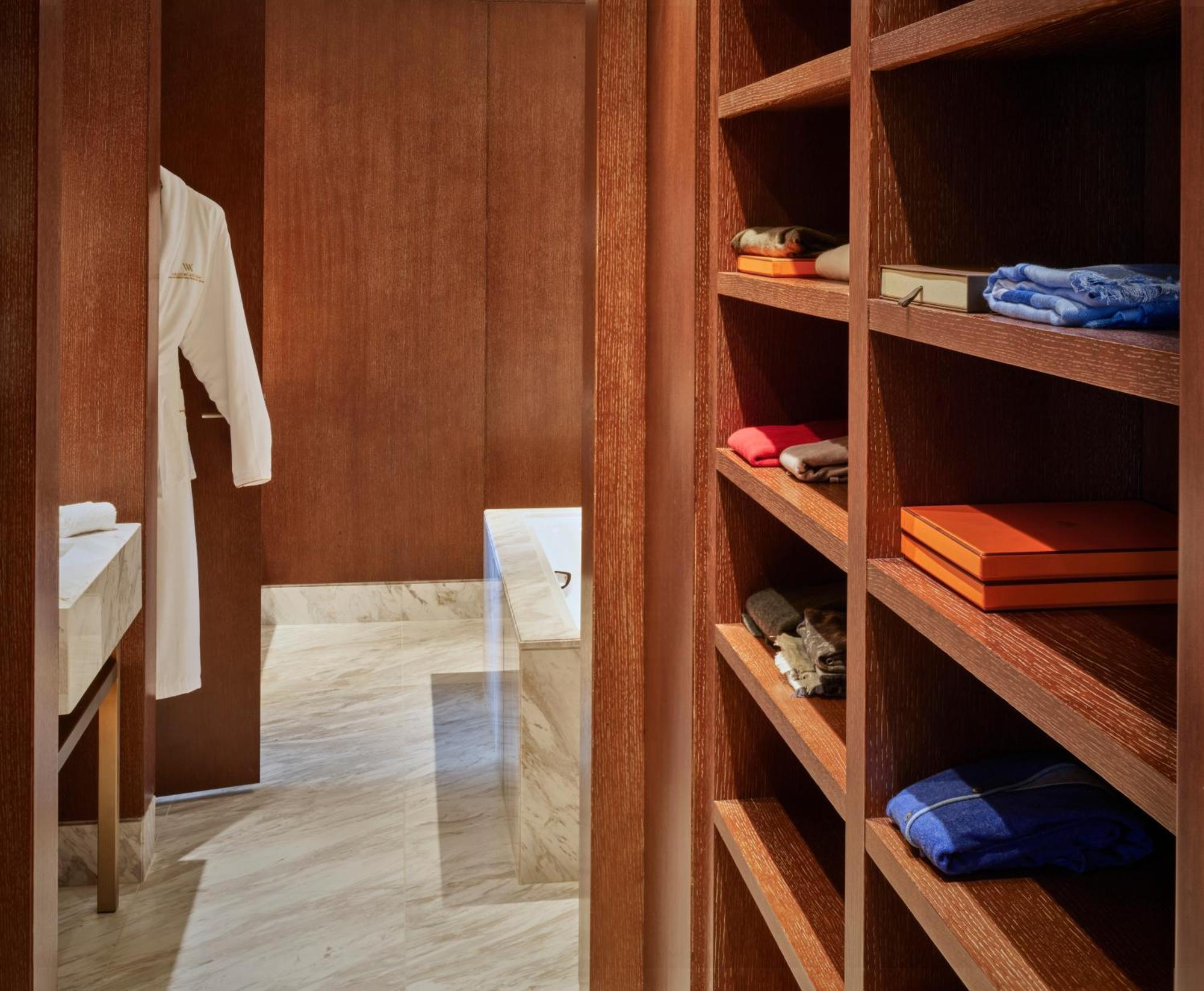 迪拜国际金融中心华尔道夫酒店 外观 照片 A walk-in closet