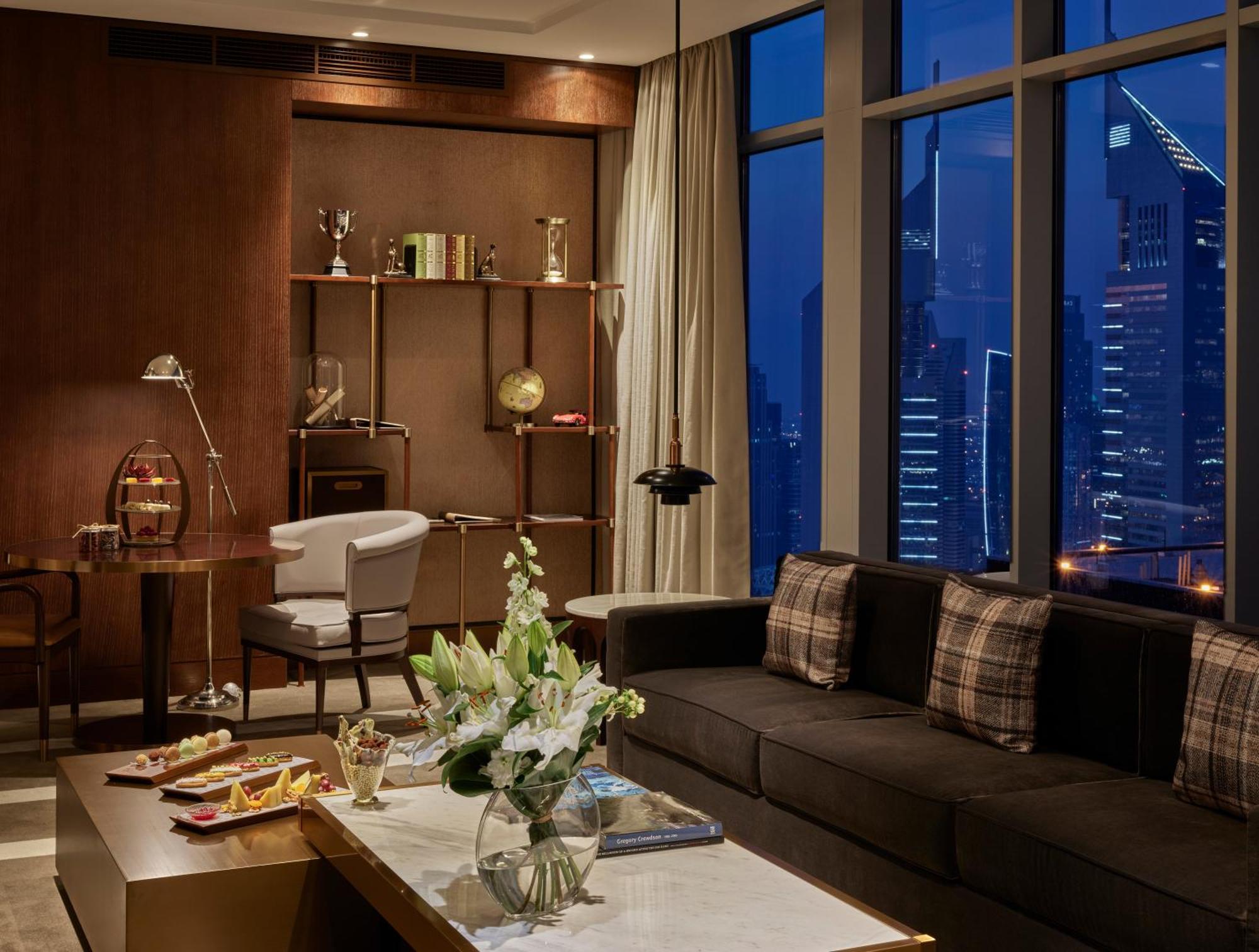 迪拜国际金融中心华尔道夫酒店 外观 照片 The living room of a suite at the Ritz-Carlton, Dubai